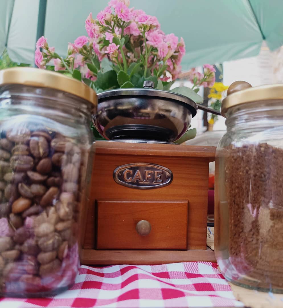 Molino tradicional de café con granos